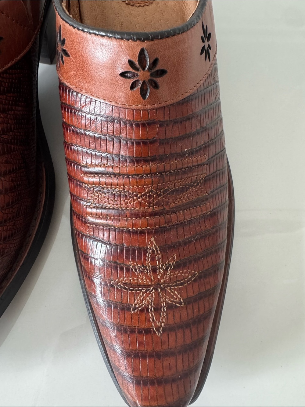 NWOB Ariat Brown Leather Floral Western Mule Clogs Shoes 7B - Picture 3 of 9